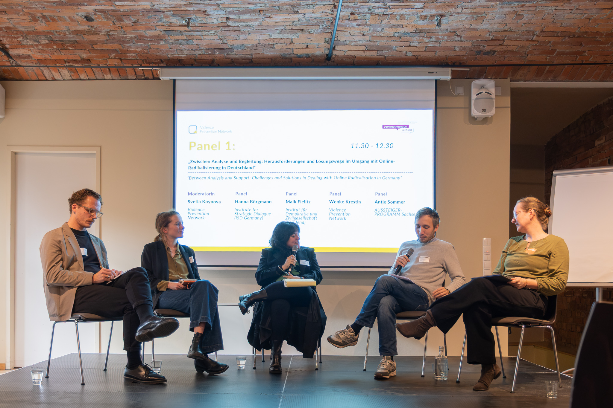 Panel 1 - “Between analysis and support: Challenges and solutions in dealing with online radicalization in Germany”: Participants discuss scientific findings and practical experiences from counseling and disengagement work in Saxony and eastern Germany.