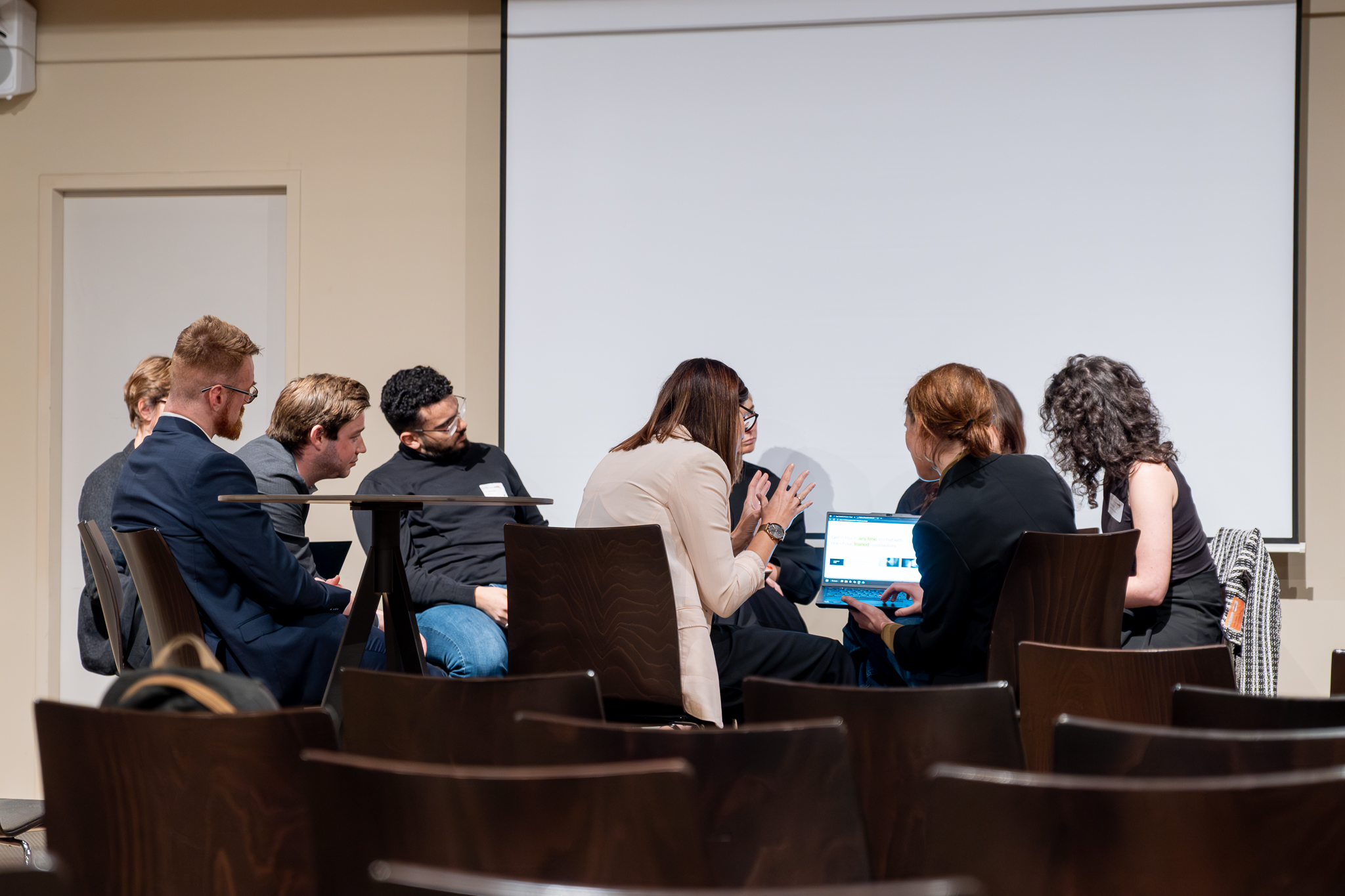 In small groups, participants discussed the practical transferability of international referral mechanisms to the German context.